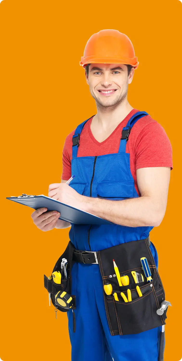 Photo d'un travailleur, avec un casque orange, qui prend des notes